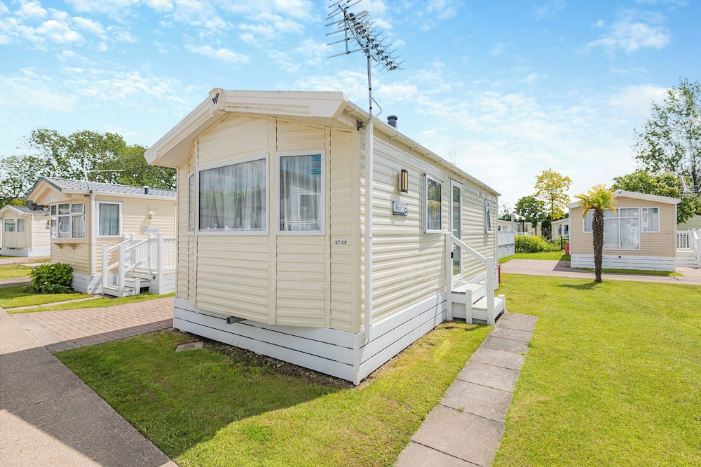 Westmarsh House | 12ft-wide caravan with one double and one twin.