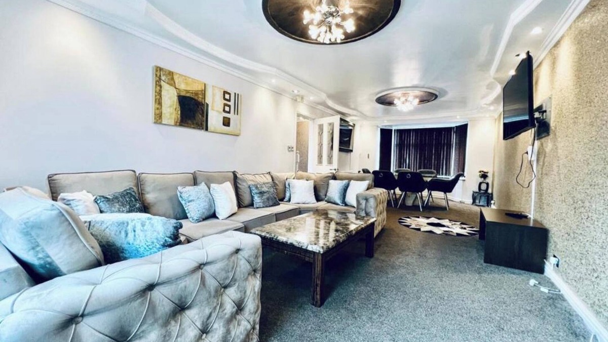 Prestwich House | 13 Guests - Free Parking - Manchester House