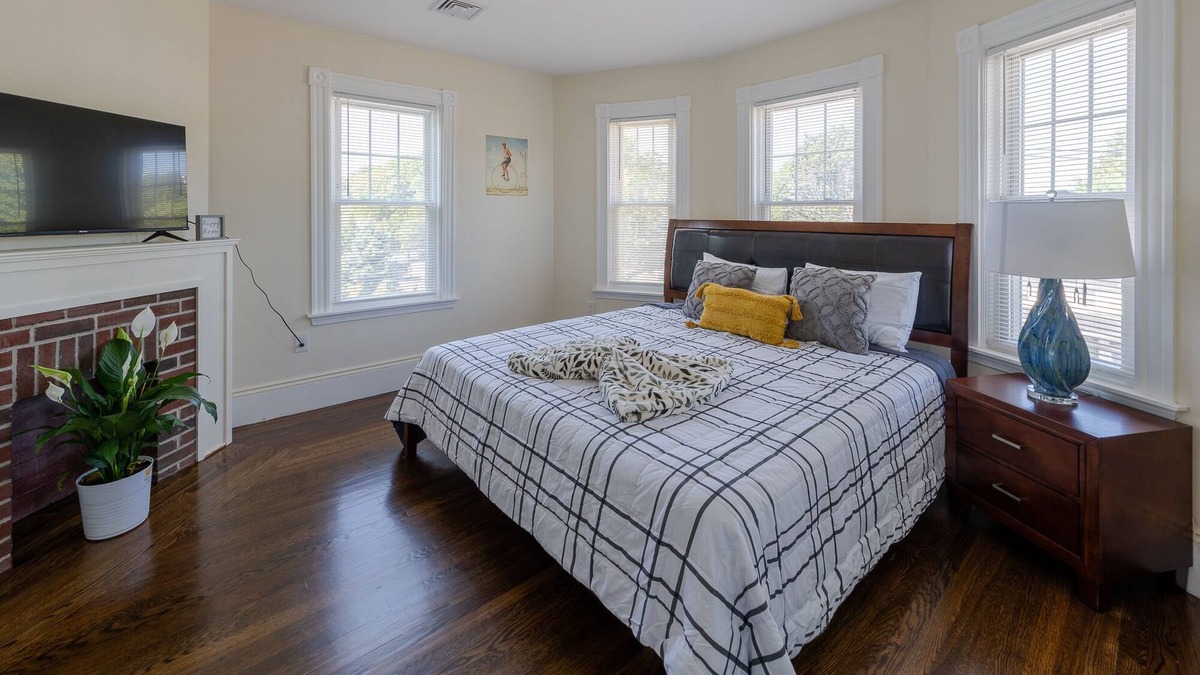 Norwood Apartment | 1322-Lovely 3 bedrooms unit with free parking
