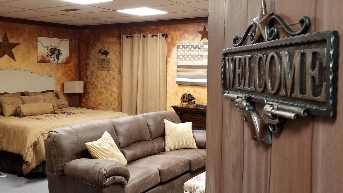 Groveland House | 14 Beautiful Themed bedrooms, Sleeps 65 in beds 7 LG bathrooms & HUGE game room!