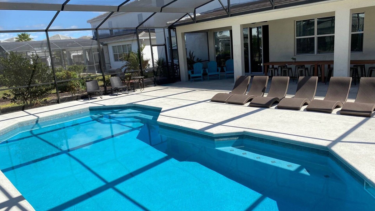 Kissimmee House | 14 Bedroom mansion that sleeps 40 people. Host your wedding reception here