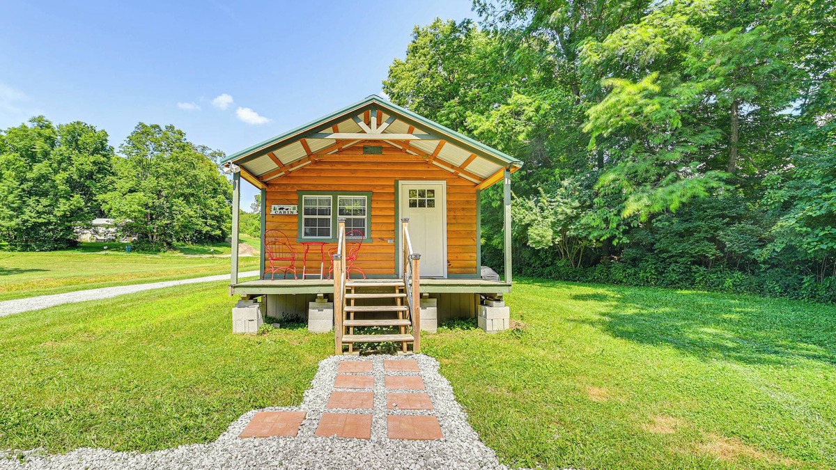 Georgetown Cabin | 14 Mi to Kentucky Horse Park: Creekside Cabin