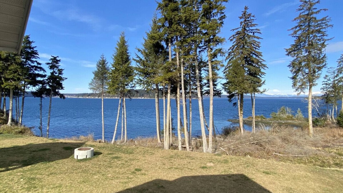 Regional District of Mount Waddington Apartment | 14 - Paddlers Cove Cottage
