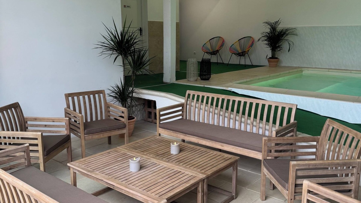 Restigne House | 14-person gîte with heated indoor pool, games room and Jacuzzi