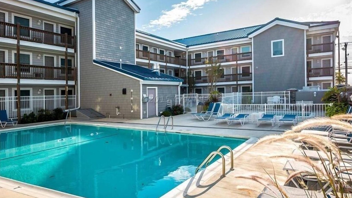 Caine Woods Condo | 140th St Beach Condo w/2 Pools & Free Wifi.1.5 blocks from the Sand/Surf