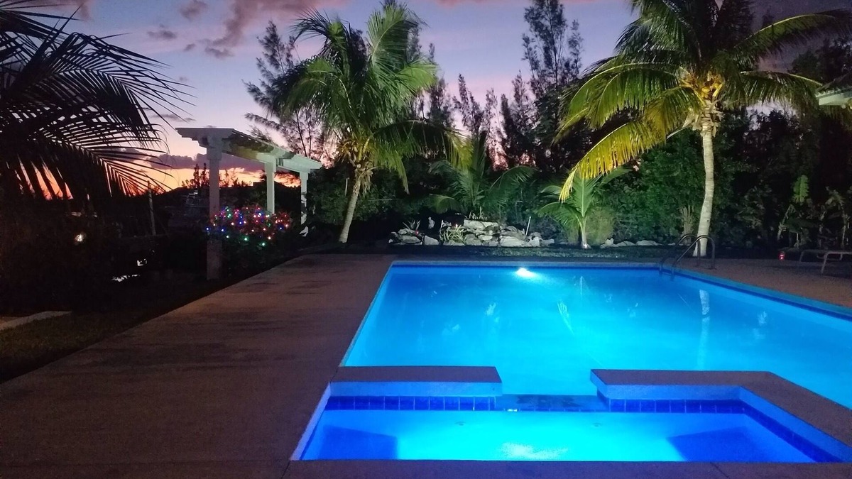 Bahama Reef House | 14ft Centre consul boat and car included Waterfront property with pool.