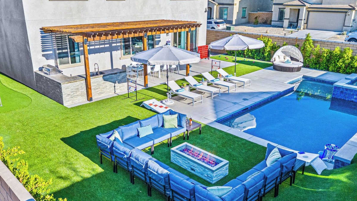 Coachella House | 15 Bed, Glow Gameroom, Putting green, Pool & BBQ