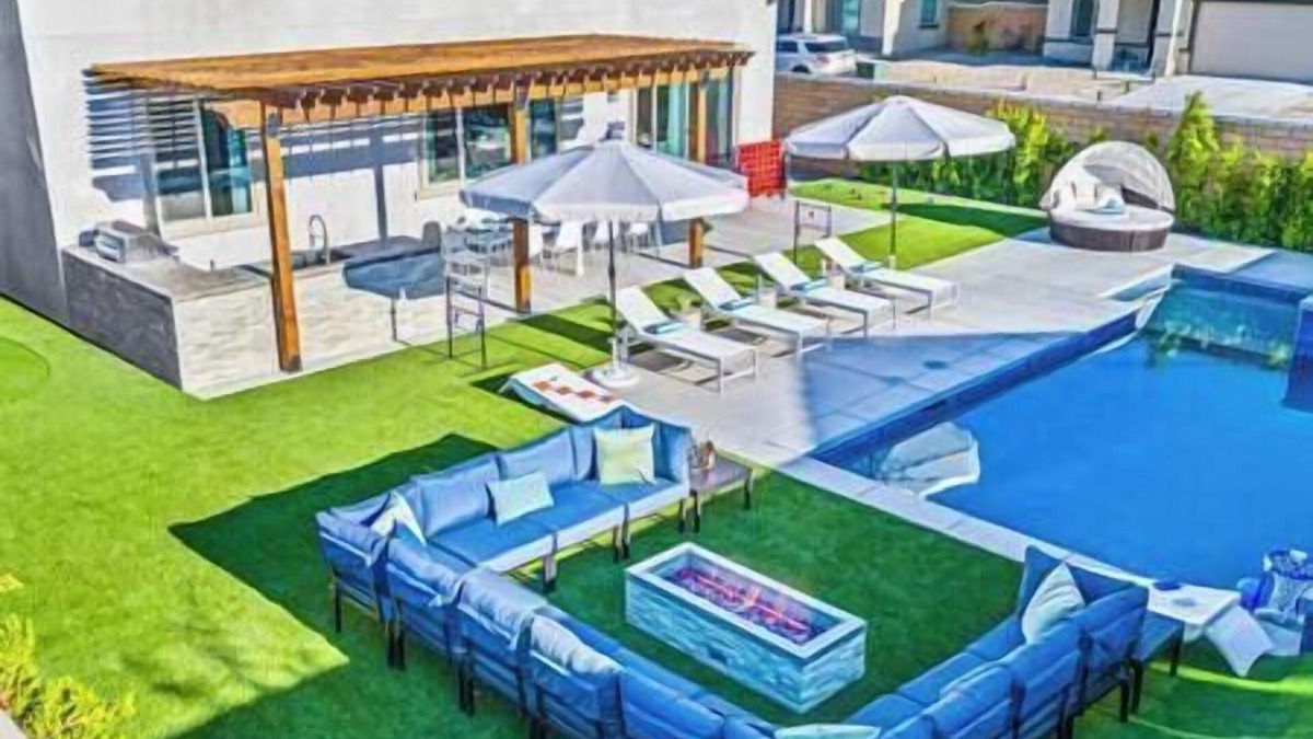 Coachella House | 15 Bed, Glow Gameroom, Putting green, Pool & BBQ