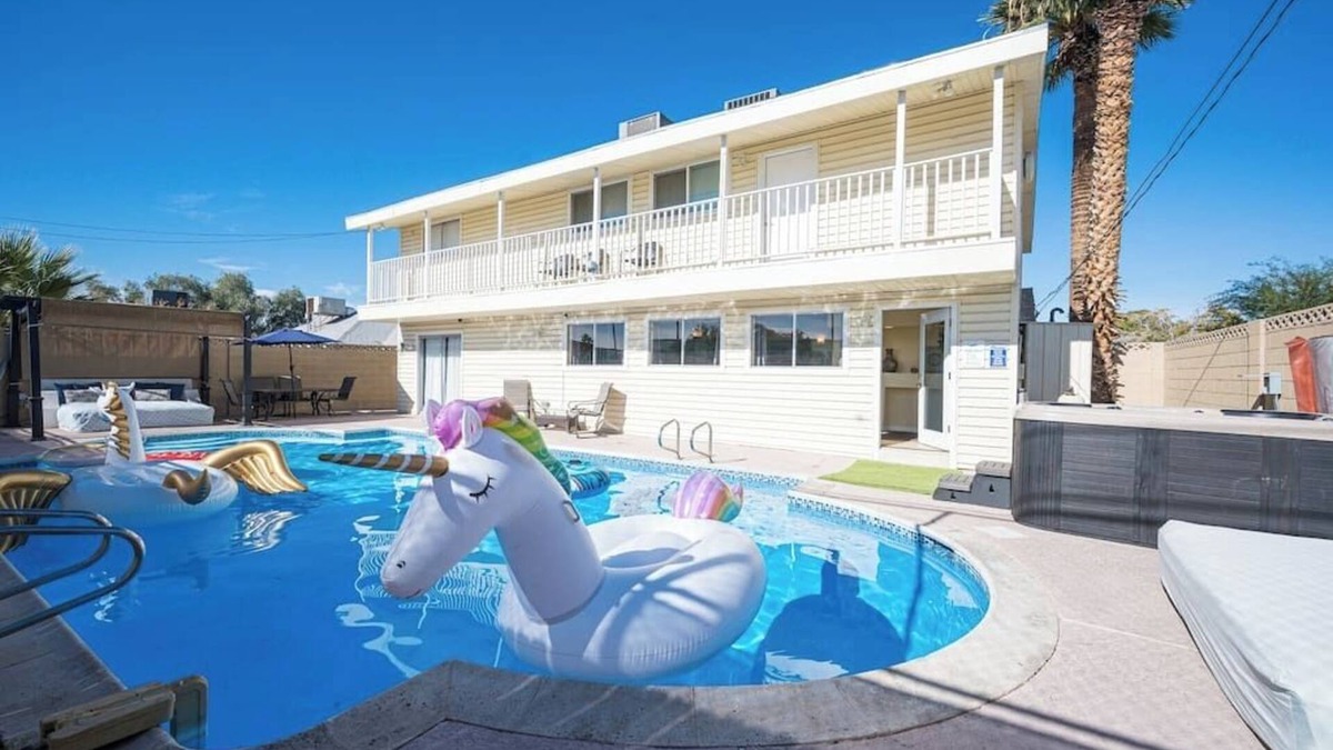 Las Vegas House | 15 Beds, Heated Pool, Hot Tub, BBQ, Close to Strip