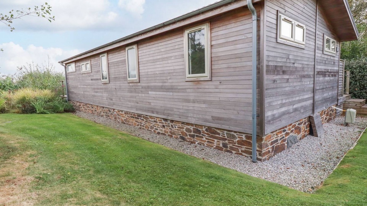 Dobwalls Cottage | 15 FARAWAY FIELDS, pet friendly, luxury holiday cottage in Dobwalls