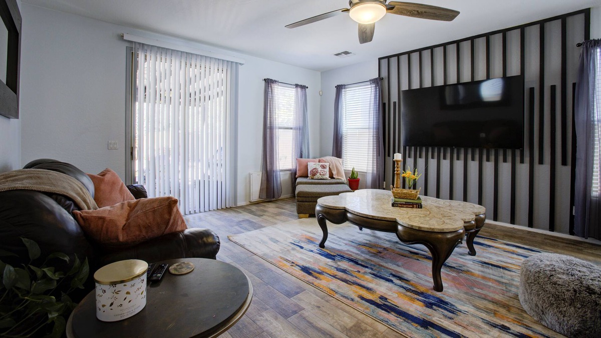 Rogers Ranch House | 15 min to State Farm Stadium! Gorgeous, pet friendly, 4-bed house