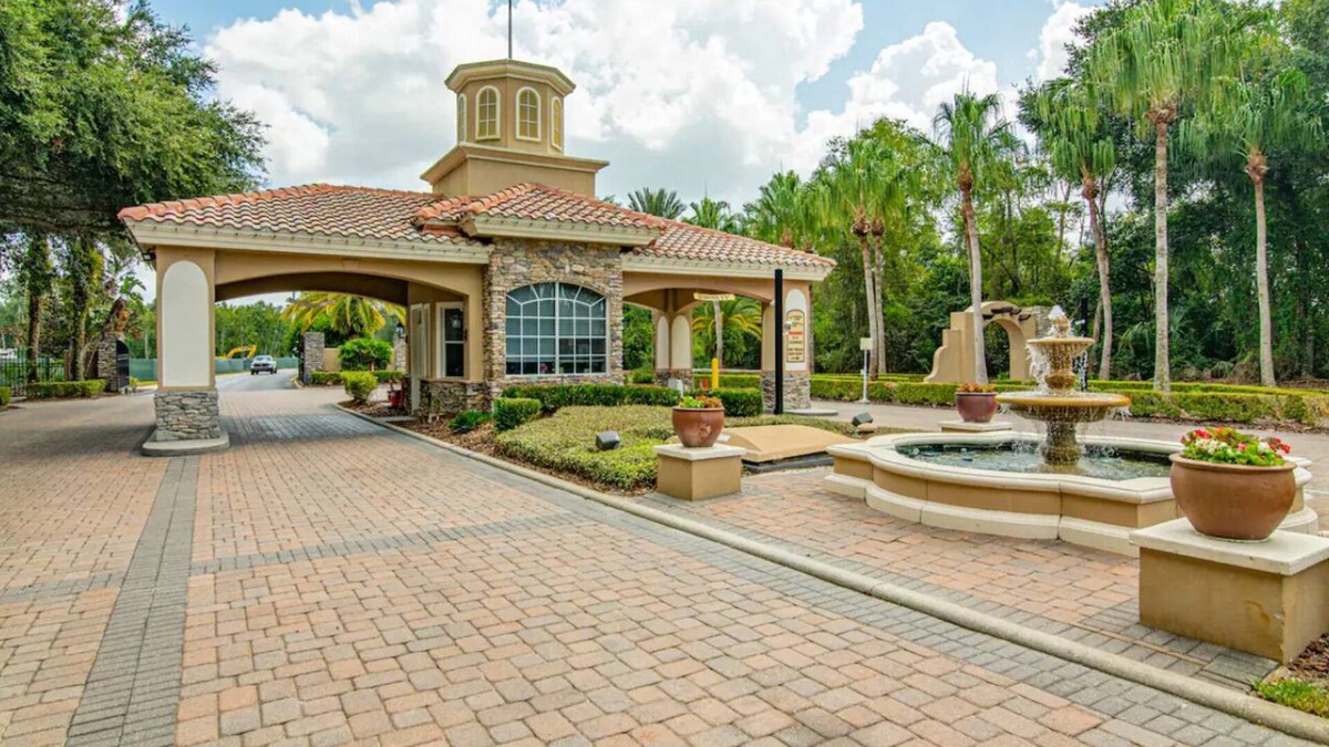 Ridgewood Lakes House | 15 mins to Disney, Heated Pool, King Beds, Golf