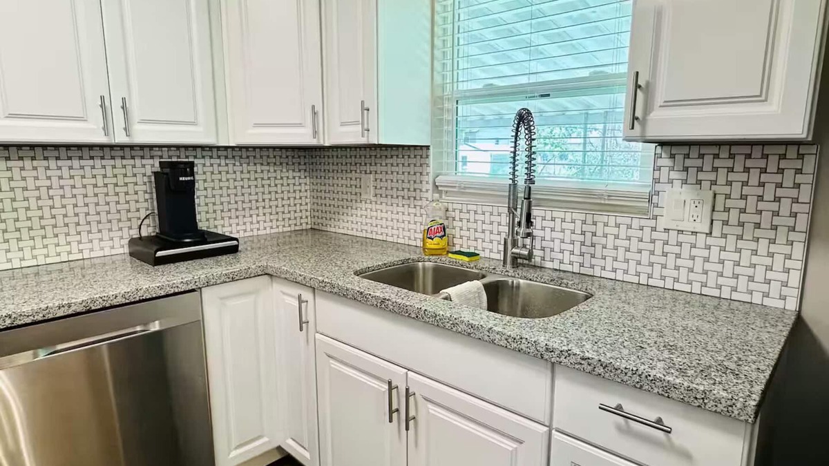 Lawrence House | 15 Minutes away from downtown. Entire guest house.