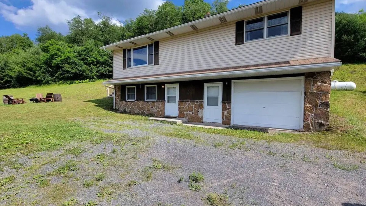Swanton House | 15 Minutes to Deep Creek Lake and Ski Resort. 8 Wooded Acres. Pet-Friendly.