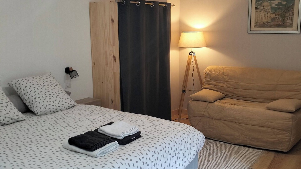 Saint-Junien Bed & Breakfast | 15 mns from the martyred village of Oradour, independent guest rooms in a quiet location.