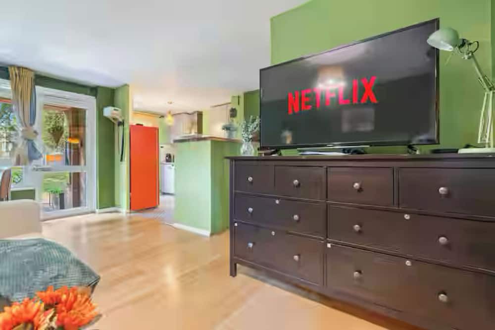 Chaucer Apartment | 15% OFF LastMinDeals! | Cosy Flat in London Bridge + Netflix & Parking + Patio!