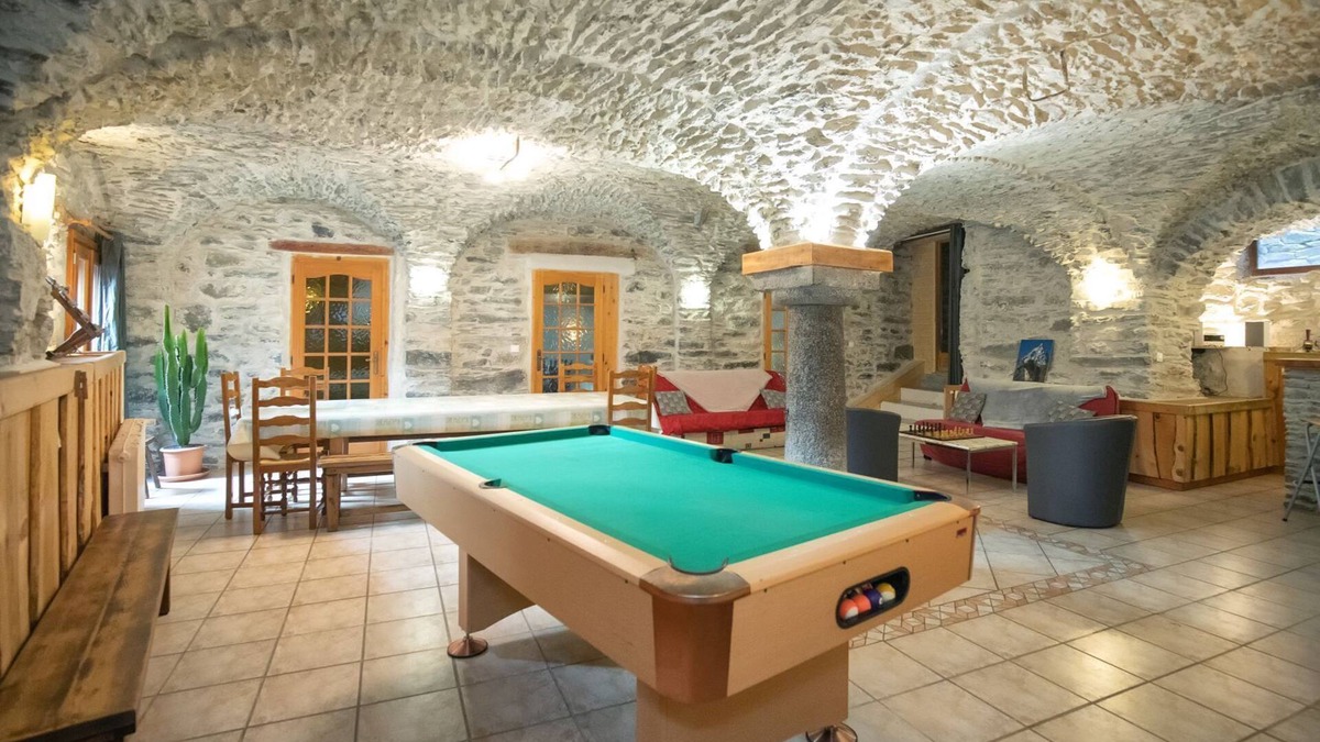Saint-Andre Ski Chalet | 15-person gîte - sauna - billiards