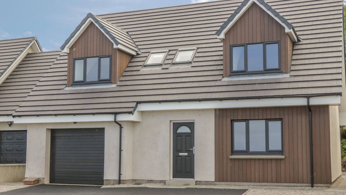 Banff Cottage | 15 WATERS EDGE, family friendly, with a garden in Banff