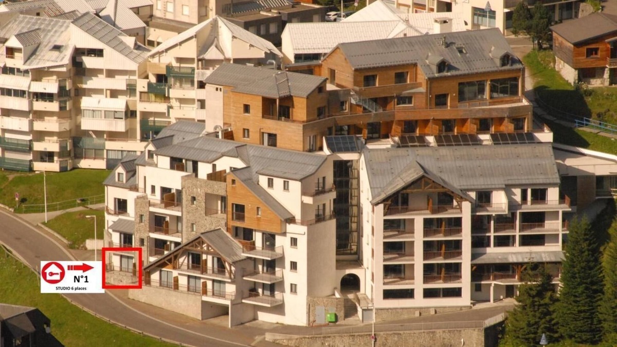 Eaux-Bonnes Apartment | 150m from ski slopes, 1st floor, view mountain/resort, swimming pool, terrace, tv, ski locker, 65m²