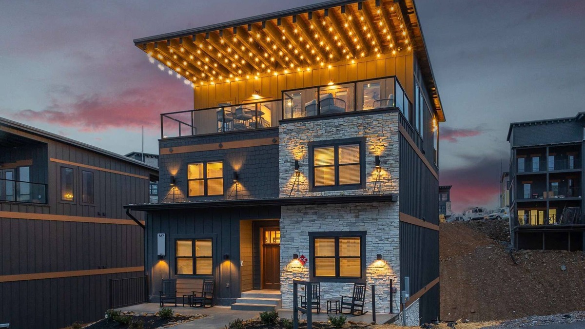 Sevierville Cabin | 15BR Luxury | 3 Cabins | Rooftop Lounges | Indoor Pools | Hot Tubs | Walk to Water Park | 66 Sleep