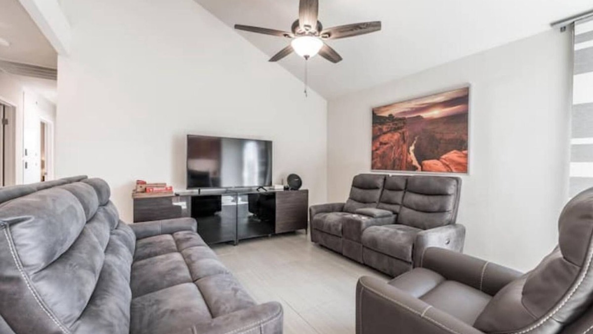 Paradise House | 15min from strip 3bdrm 2bath
