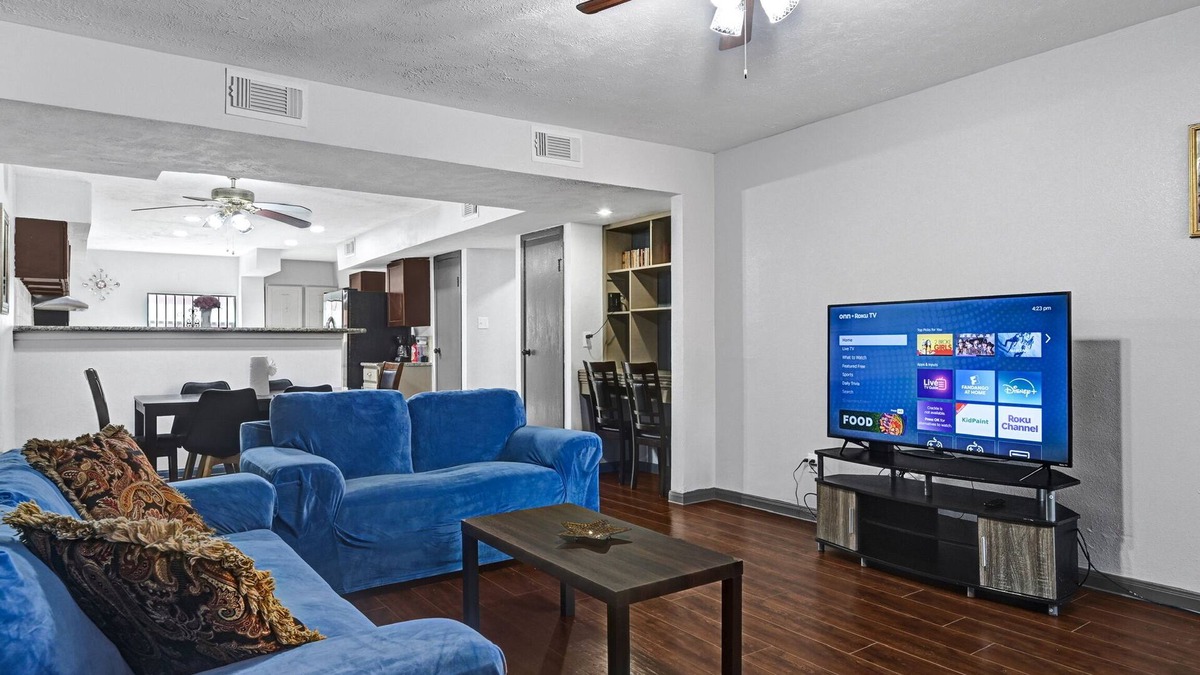 Houston House | 15min to IAH: 6BR, 500Mbps, Pets OK,30min Downtown