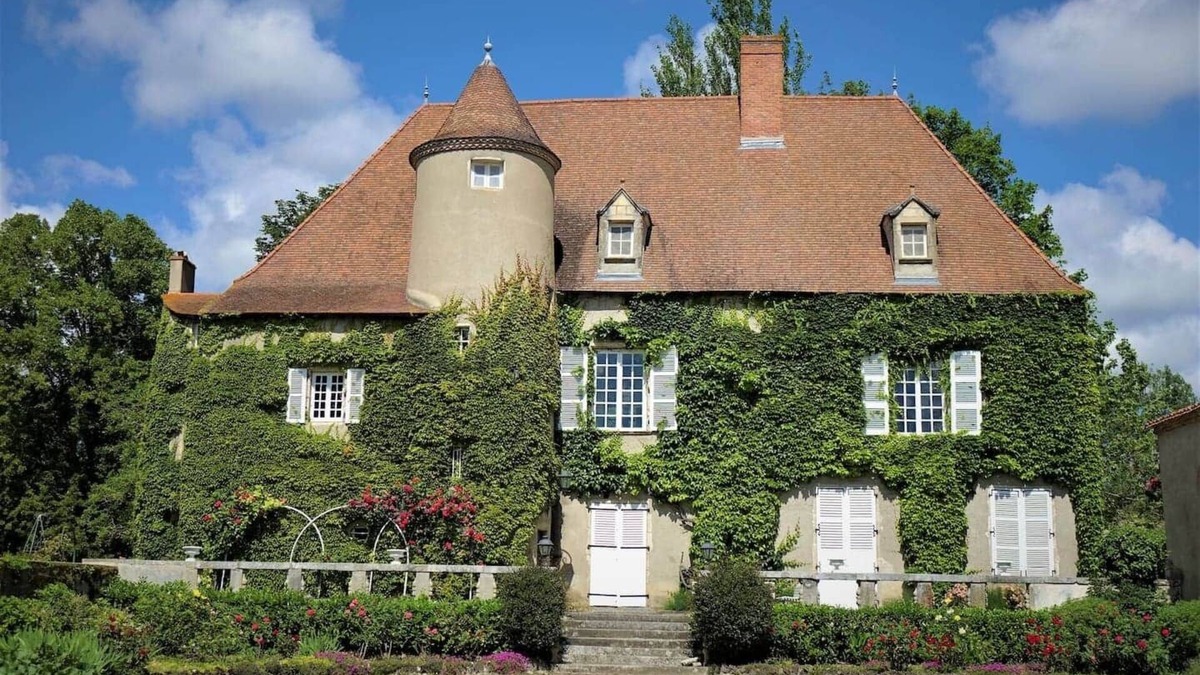 Artonne Villa | 15th century castle, up to 15 pax, pool and park