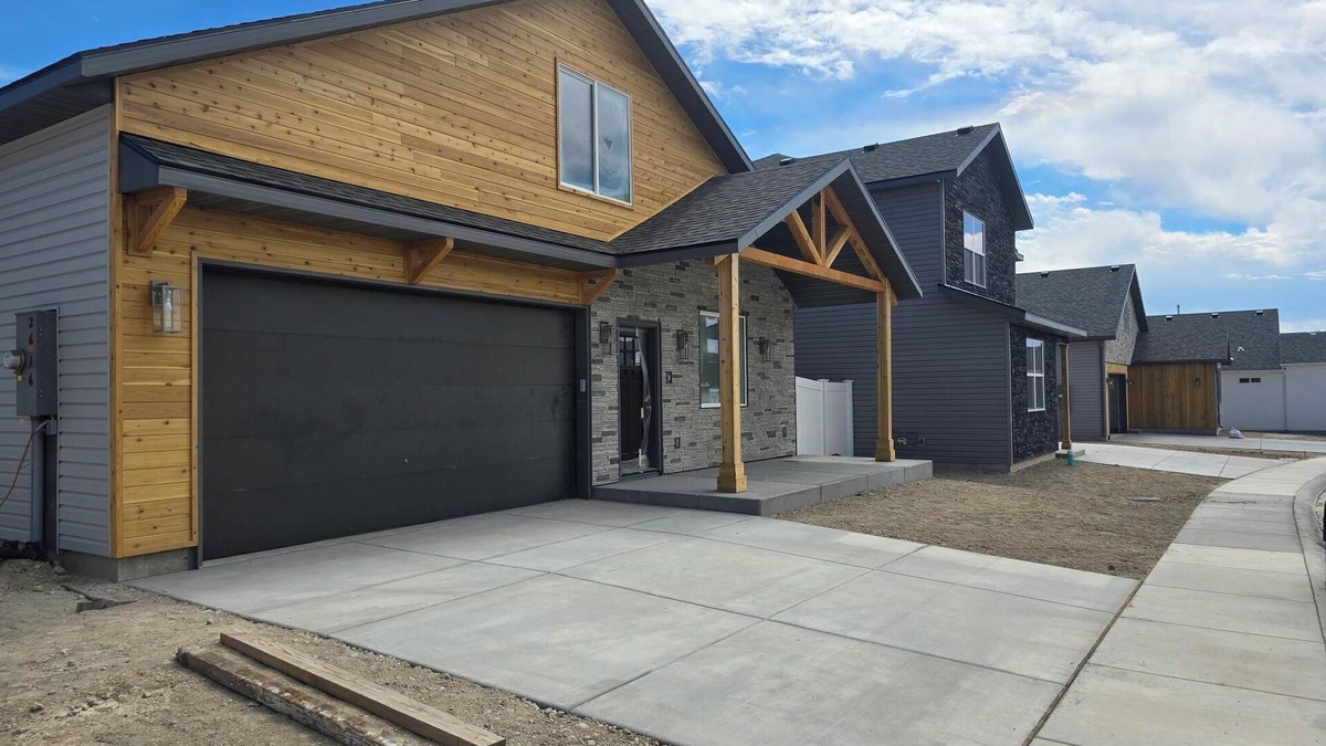 Elko House | #16 Charming 3-bedroom house with WiFi, AC in brilliant Elko