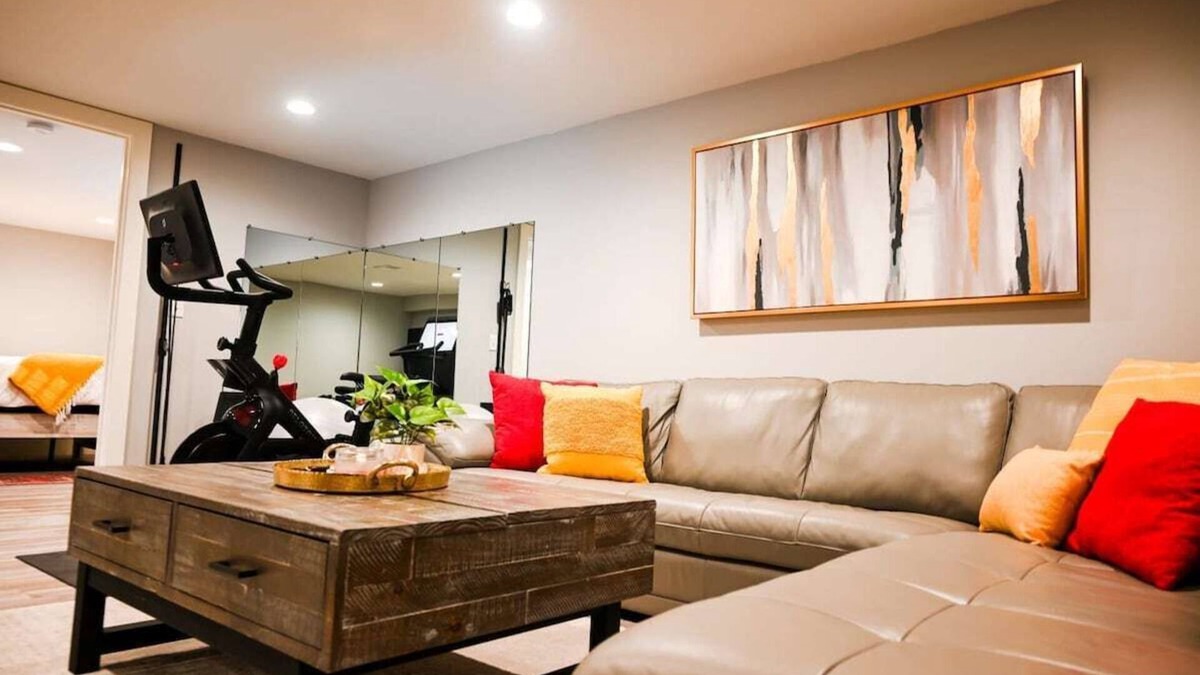 Lincoln House | 16 Guests|Adjacent Residences|Hot Tub/Ping Pong