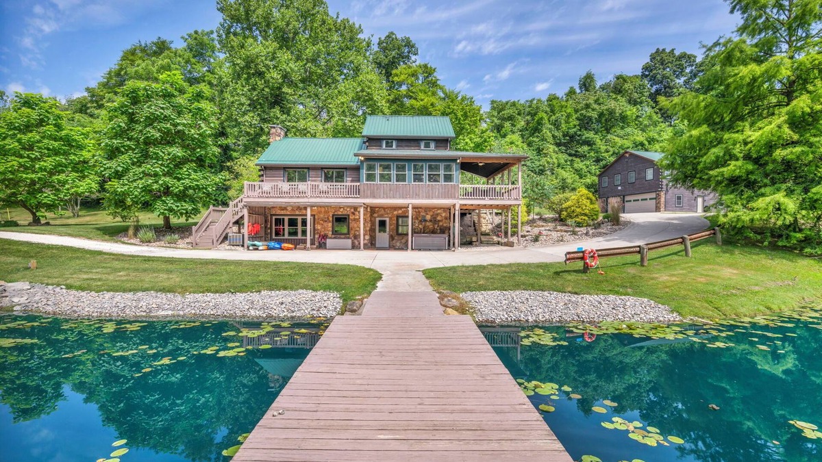 Ava Cabin | 16 Guests | Ponds | Hot Tub | Game Room | Trails