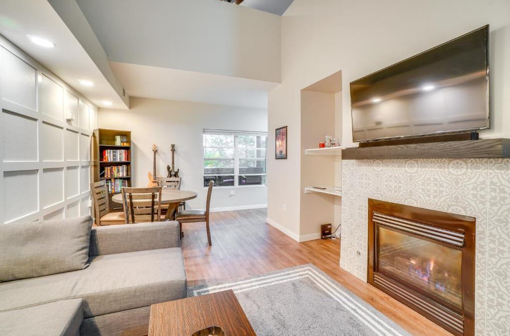 Aurora House | 16 Mi to DIA Townhome with Fireplace in Aurora