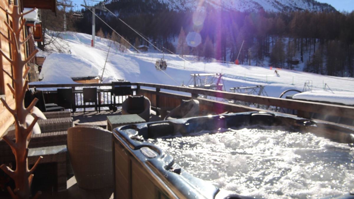 Montgenevre Ski Chalet | 16-PERSON CHALET SKI IN SKI OUT JACUZZI CINEMA ROOM BILLIARDS FOOSBALL