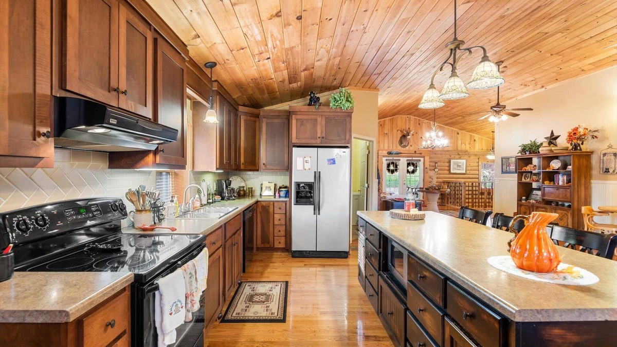 Reliance Cabin | 16 Person sewing/craft retreat near Hiwassee River