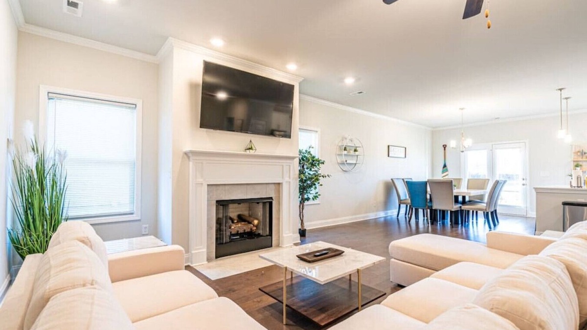 Huntsville House | 16308 Trestle LTR Cal · ☀Lakefront Retreat☀ 3000+ Sq Feet/6 Bed Home!