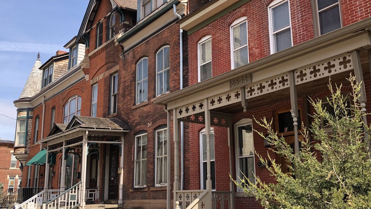 Downtown Dubuque House | 166 Bluff Street townhouse