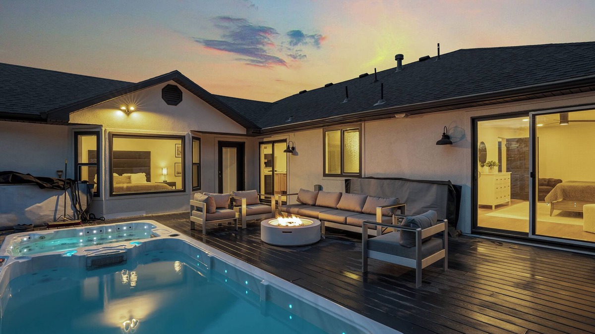 Sandy House | 16person. 10 BD, Dual Hot Tub. 20 min to Ski Resorts