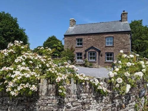 Tretower House | 16th Century House, Castle Views, Mountain Views, Hot Tub, Firepit, Stunning Interiors