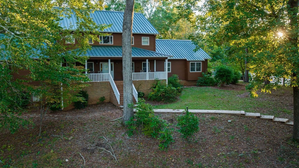 White Plains Cabin | 17 Bedroom Lodge Perfect for Retreats, Reunions, or just a Big Family Vacation!