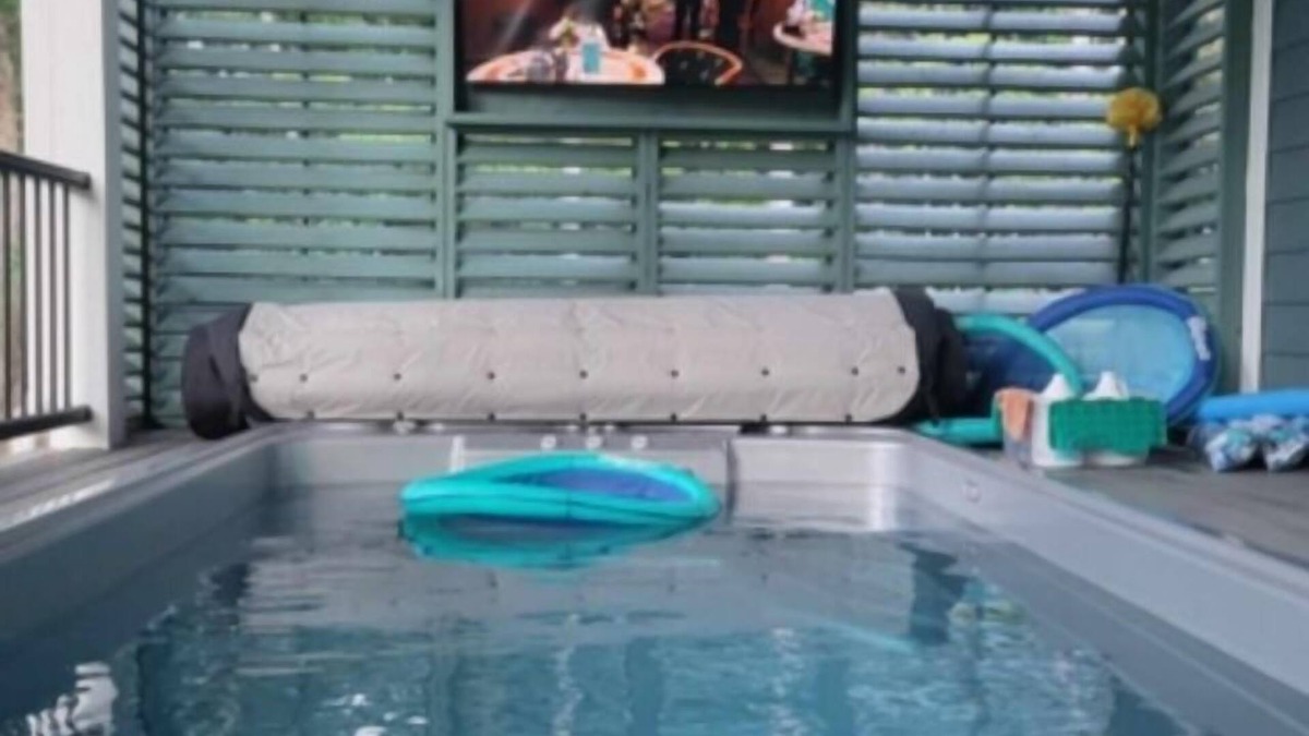 Westlake Corner House | 17 ft Swim Spa, hot tub, pool table, kayaks, 3 kitchens, wifi