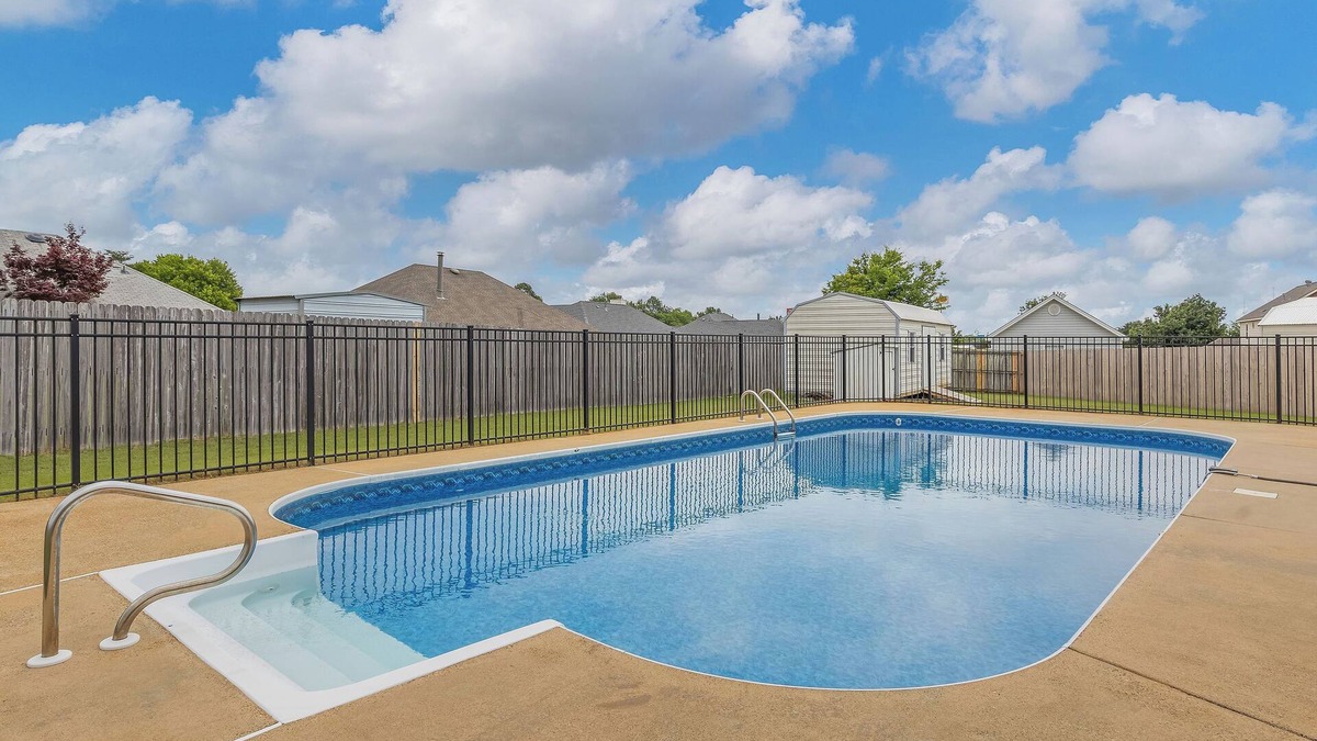 Prattville House | 17 Springs/RTJ Golf/Saltwater Pool/Sleeps 8