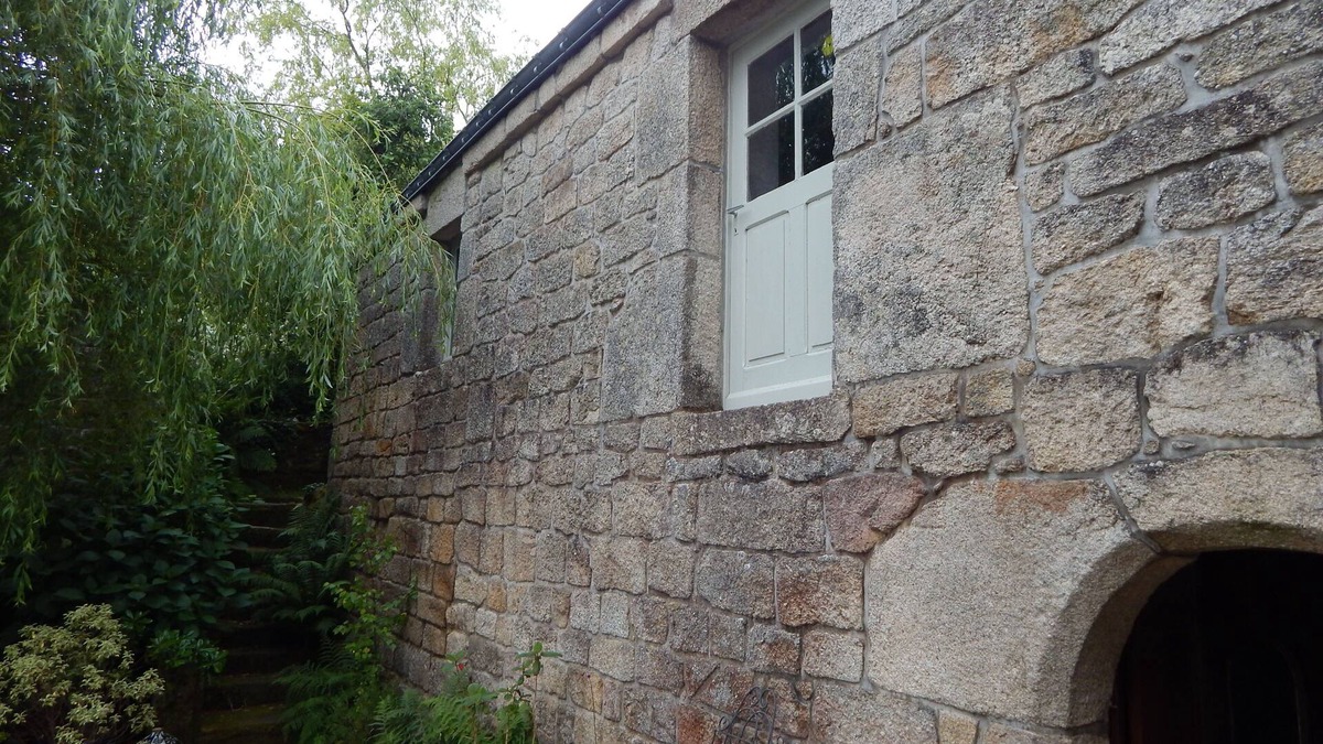 Melrand Apartment | 17th century apartment Ideal for couples and pet friendly