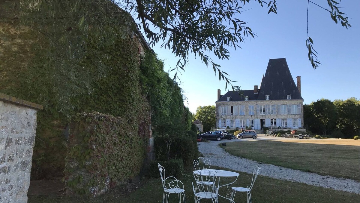 Boitron Cottage | 17th century estate surrounded by moats in the heart of the Regional Park