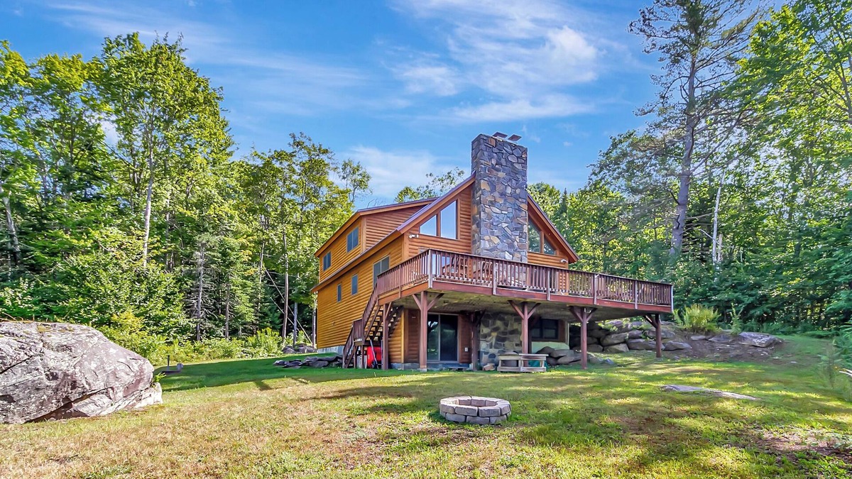 Weston House | 18+ acres! Sun drenched 5 bedroom. 12 min from Okemo! VAST trails 5 min away!