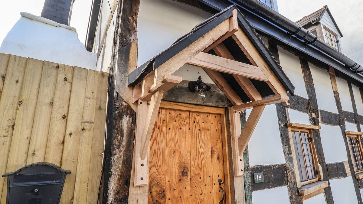 Llangollen Cottage | 18 CHURCH STREET, pet friendly, with open fire in Llangollen