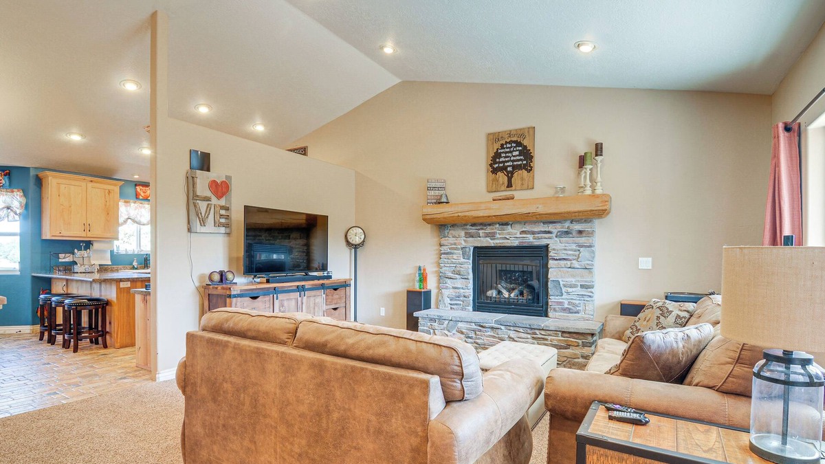 Panguitch House | 18 Mi to Mammoth Cave: Spacious Group Getaway