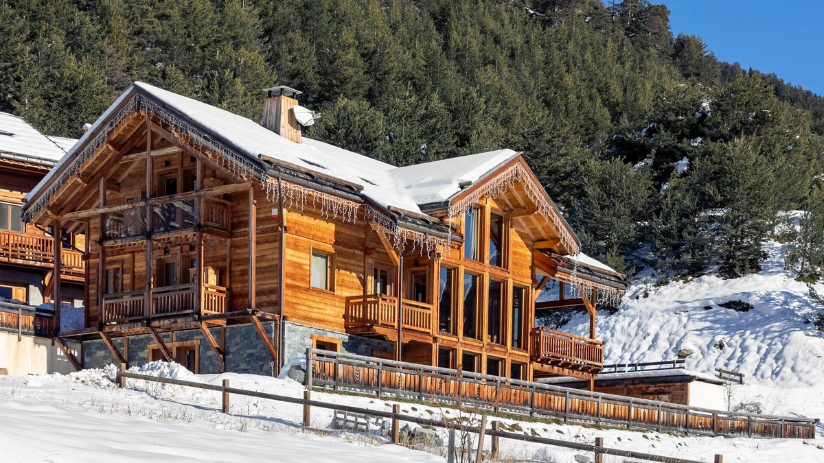 Ceillac Ski Chalet | 18-person luxury chalet