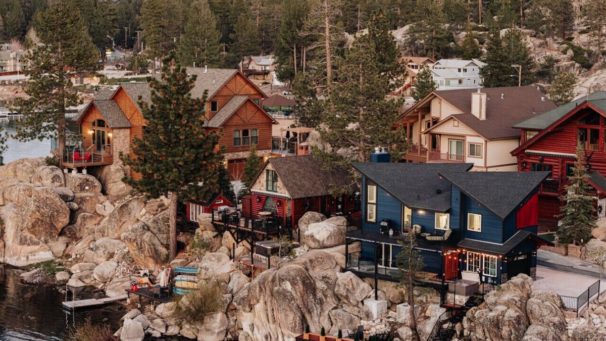 Boulder Bay Cabin | 180 Degree view of the lake
