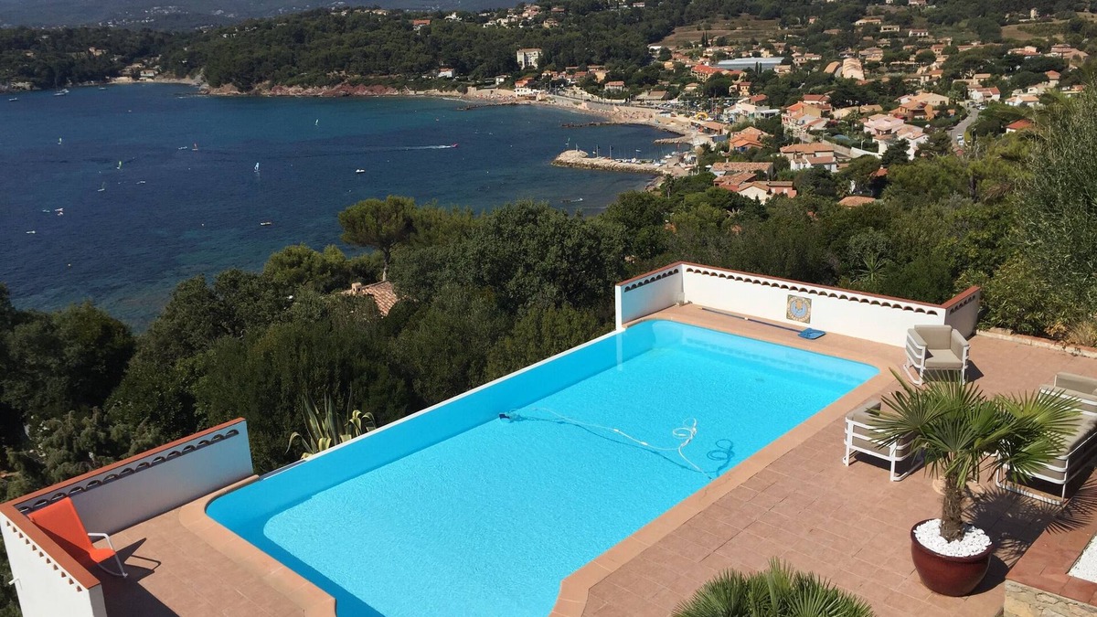Le Pradet Apartment | 180 degree views over the Bay of Toulon. Apartment in a stylish villa.