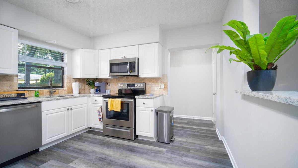 Cedar Hills House | 1800 sq/ft spacey 4/2.5