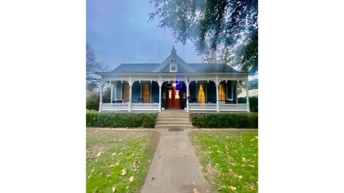 Columbus House | 1886 Historic Boxwood Bungalow